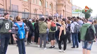 Поклонники Linkin Park в Москве спели песни в память о Честере Беннингтоне