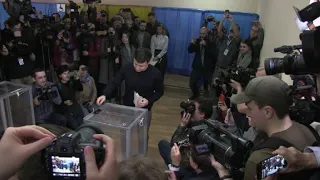 Ukraine's presidential elections: Frontrunner Zelensky votes