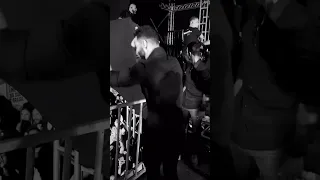 Gusttavo Lima é ovacionado entrando no palco