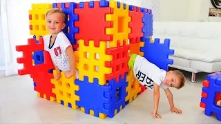 Vlad e Nikita brincando com blocos de brinquedo | Esconder e procurar com a mãe