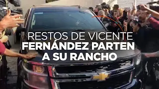 Momento en el que salen de la funeraria los restos embalsamados de Vicente Fernández