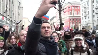 Navalny walks with protesters moments before his arrest