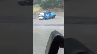 Bosnia, Cazin 🌬💨⛈Camion răsturnat de rafale de peste 120 km/h