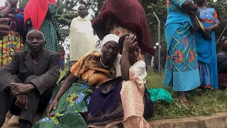 Uganda enterra vítimas do massacre em escola