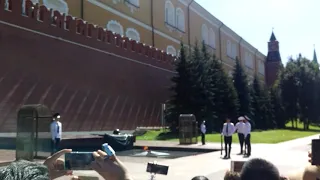 Смена караула у вечного огня в Москве.Change of the guard of honor at the eternal flame in Moscow