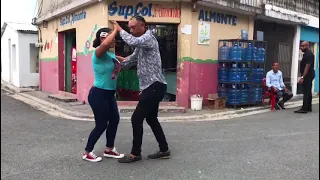 Bachata en las calles de BONAO - Niña Coqueta