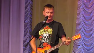 Поет и играет на гитаре Юрий Ильин