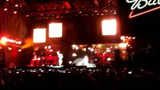 Rihanna - Umbrella (Loud Tour SP)