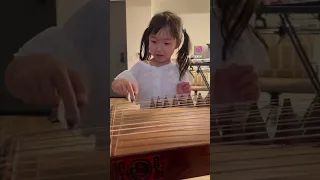 Eve's 1st Guzheng Lesson | 第一堂古箏課