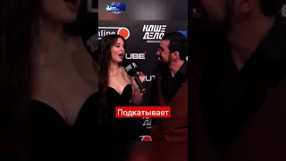 Пахан подкатывает к ведущей😳