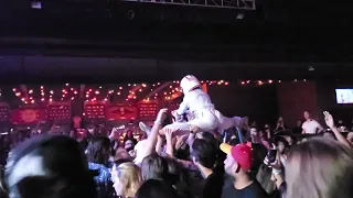 That time a crowd surfer did the splits [STR FKR Las Vegas 8/5/22]