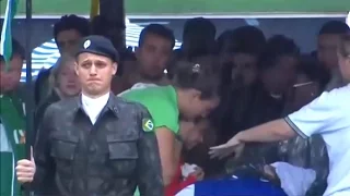 SOLDADO SE EMOCIONA COM A CHEGADA DOS CAIXÕES NA ARENA CONDÁ