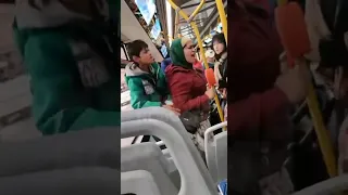 В Петербурге пассажиры троллейбуса вышвырнули цыган из транспорта