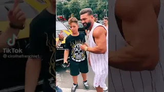 Dorian Popa face poză cu un fan (dovada)