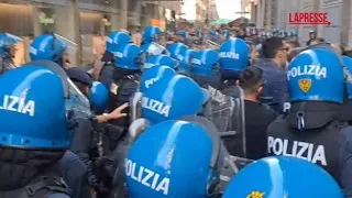 Milano, tensioni manifestanti-polizia in piazza Duomo: «Fuori la Lega da Milano»