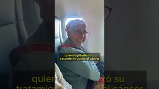 Un piloto felicita a una superviviente de cáncer en pleno vuelo y emociona a todos los pasajeros