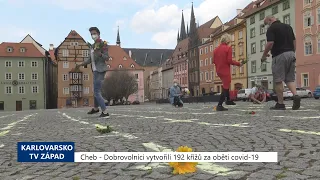 Cheb: Dobrovolníci vytvořili 192 křížů za oběti covid-19 (TV Západ)