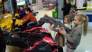 Дети веселятся на игровых автоматах
