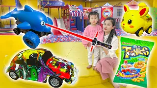 Changcady và Cam Cam đi siêu thị tìm cây kiếm ánh sáng, tìm được nhiều bánh kẹo, khủng long đồ chơi