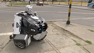 Что делает «человек-трансформер» на перекрёстках Боготы