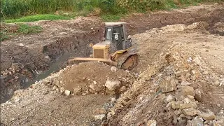 New Project Dump Truck Working Unloading Stone Delete Deep Mud Heavy Duty Machinery Bulldozer