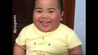 Как смеётся китайский малыш