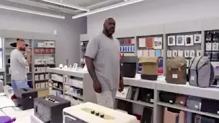 Shaq buys 2 iMacbooks for random kids