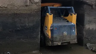 Cleaning under the barn | first of the manure going into Lagoon