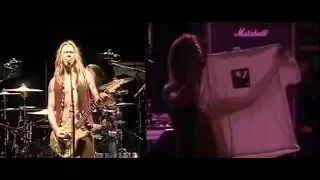 Jerry Cantrell Paying Tribute and Holding a T-shirt With Layne Staley's Photo on Stage (04/27/2002)