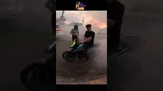 Janu Bhai 😁 ne tyre  mara burnout 🔥@motovloggermehrastuntz33 #prank#rider#youtubeshorts#bike