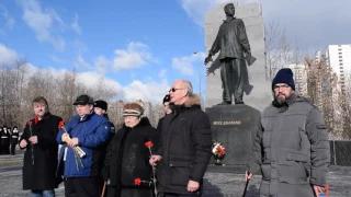 Зам.Полпреда РТ в РФ Азат Ахтареев выступает у памятника Мусы Джалиля