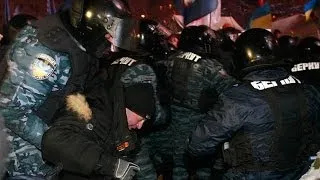 Ukraine: riot police's surprise attack on Kiev protest