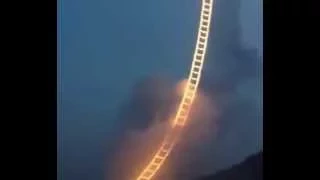 Fuegos artificiales "construyen" una escalera al cielo