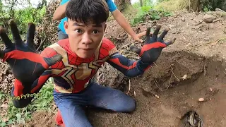 Brave Spider-Man Helps Hunter Catch 100 Snakes That Lay Eggs In The Cave