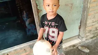 Bermain Bola dengan Fizi