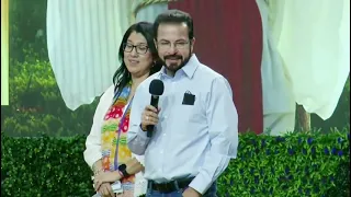 El pastor German Ponce presenta públicamente a su esposa Elena López de Ponce!