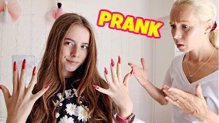 PRANK στην μαμά μου!  Έβαλα πάρα πολύ μακριά ακρυλικά νύχια