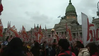 Decenas de manifestantes protestan en contra de una crucial paquete de reformas de Milei | AFP