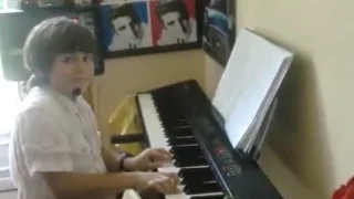 Cool 9 years Old Kid Raffi Arto play piano & sing: It hurts me too(Eric Clapton)