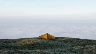 Vadkemping sátorral a FELHŐK felett | Egy szeles, ködös, hideg éjszaka a Csobánc tetején 4k