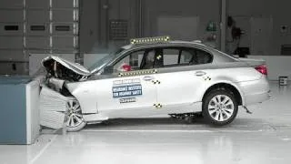 2004 BMW 5 series moderate overlap IIHS crash test