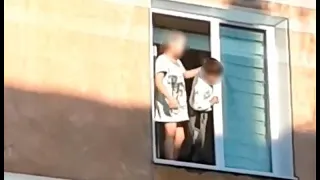 В Братске засняли на видео, как дети вылезли в открытое окно третьего этажа