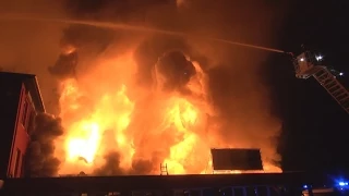 [FLASHOVER BEI LAGERHALLENBRAND] - Mehrere Feuerwehrleute schwer verletzt | Großbrand in Hilden