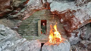 Build a Warm Shelter by the Cliff, Bamboos, Fire Cooking After 6 months - Bushcraft Alone