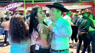 Bailando Corridos Los Cumbieros y sus Bailarinas Apretadito Fiesta Ranchera La Caleta del Pupuyano