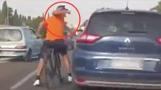 Roma, la lite nel traffico finisce malissimo: il ciclista infuriato spacca lo specchietto dell'auto