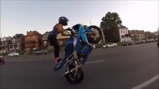 Девушки на мотоциклах выполняют трюки