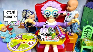 GREEDY GRANNY DOES NOT GIVE CANDY😲 Katya and Max are a funny family! Funny Barbie Dolls Darinelka TV