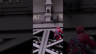 Elle s'est aventurée sur une rembarde de la tour Eiffel