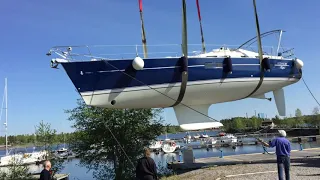 Ep 2. Here our new Beneteau 423 is being lifted into Umeå river in Obbola, 2018